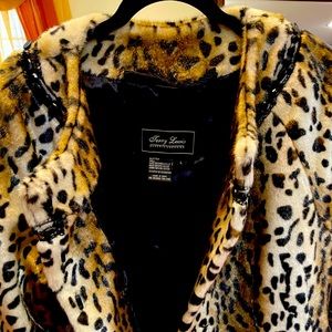Terry Lewis Women’s Leopard Faux Fur Coat. Cropped  Sleeves.